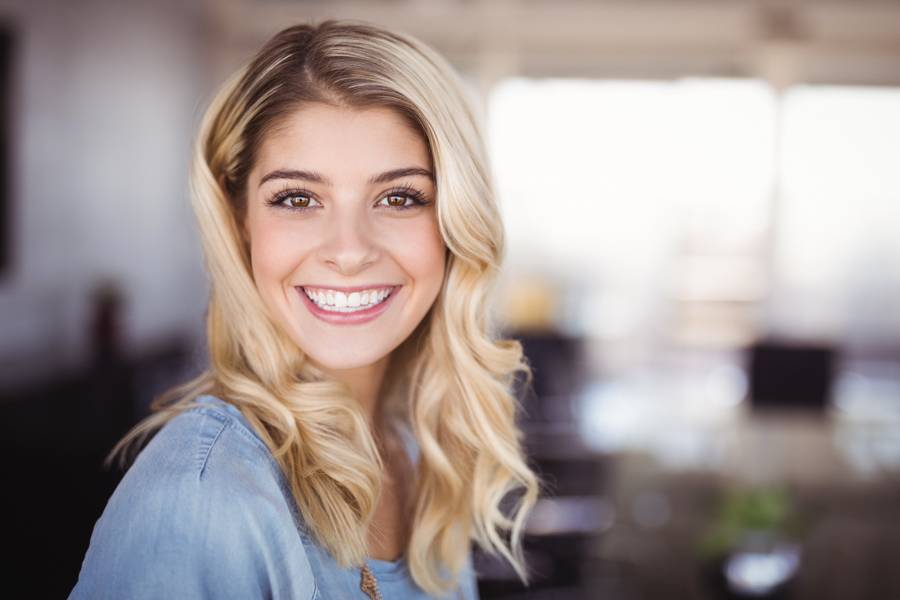 Business Portrait – Mitarbeiterin im Office Business Portrait – Mitarbeiterin im Office
