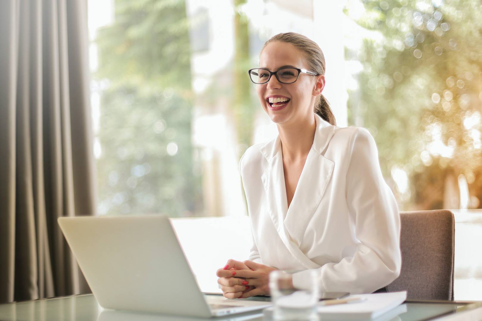 Business Portrait – Mitarbeiterin am Arbeitsplatz Business Portrait – Mitarbeiterin am Arbeitsplatz
